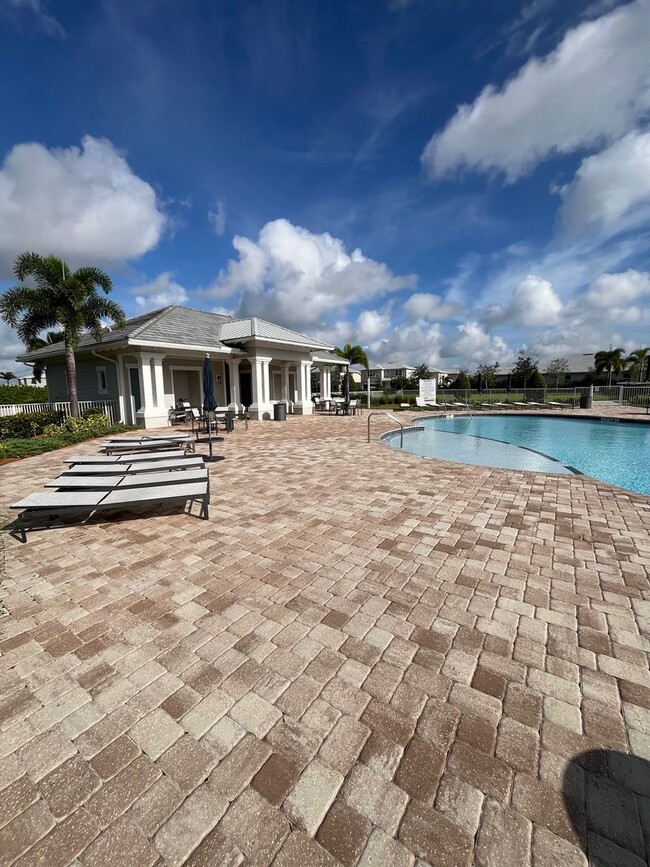 Building Photo - Brand New 5/4/2 in Heron Preserve in Tradi...