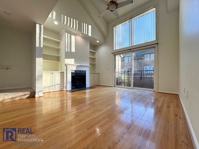 Building Photo - Charming 3BR/2BA End Unit Townhome-Now Available!!