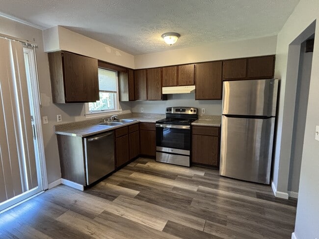 Building Photo - 601 Lakeview Dr
