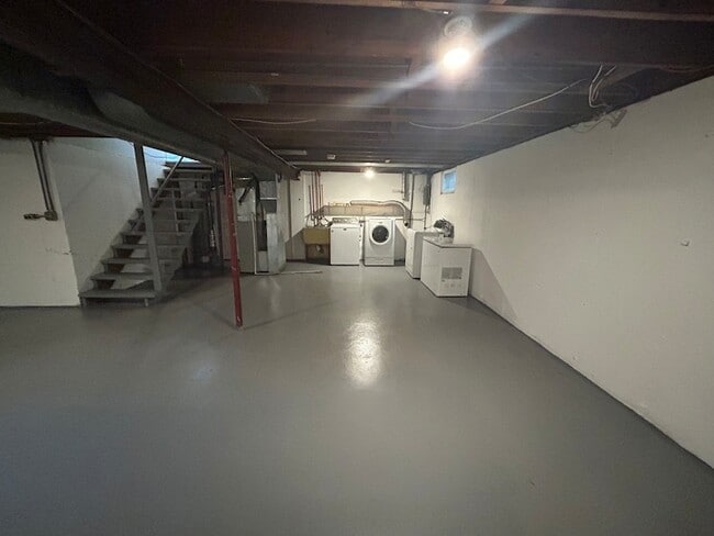 Building Photo - 1716 Maple Ln