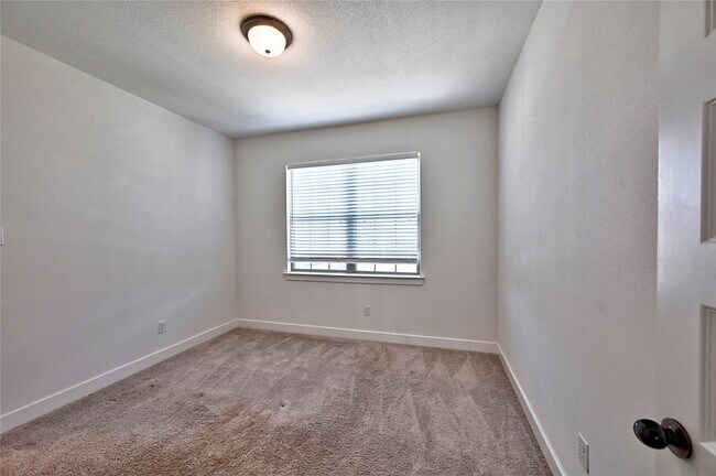 Building Photo - 6211 Shore Ridge Ct