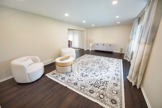 Building Photo - 10234 N La Cresta Dr
