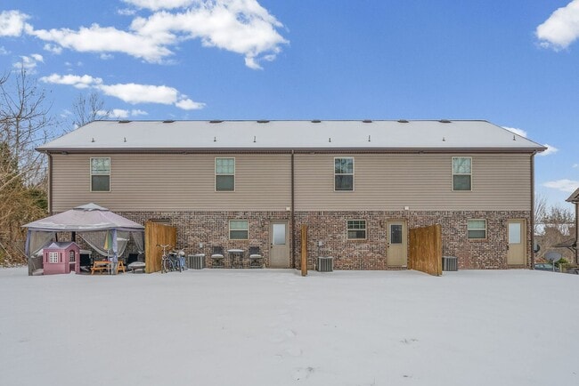 Building Photo - Pet Friendly Two Bedroom!