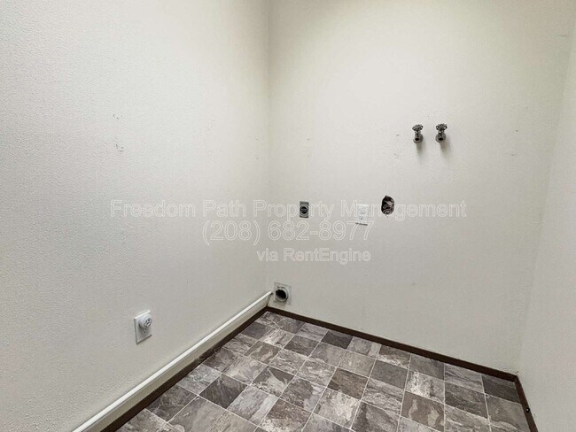 Building Photo - 2707 Fairway Dr