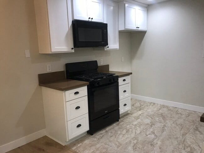 Luxury kitchen with quarts countertops - 3414 Jasmine Ave