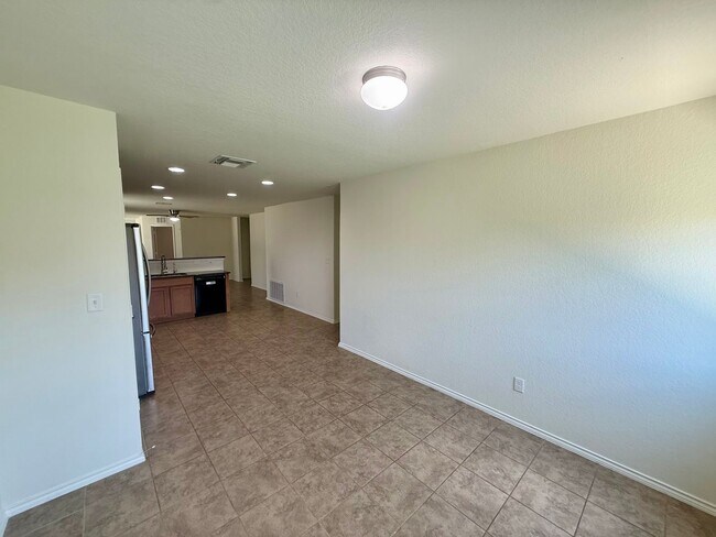 Building Photo - Beautiful 3 bedroom, 2.5 bathroom with an office in a prime New Braunfels location!