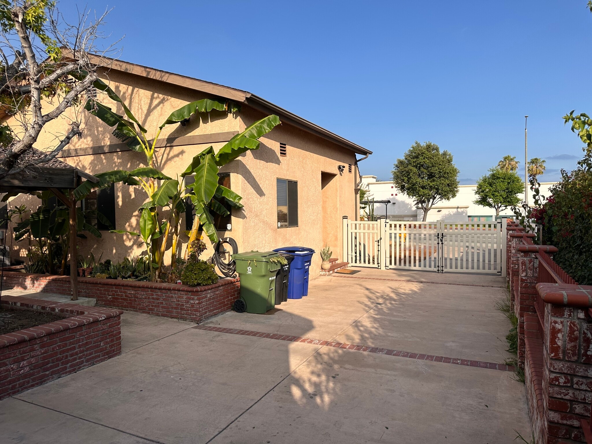Private backyard space for personal use or entertainment - 8333 Painter Ave