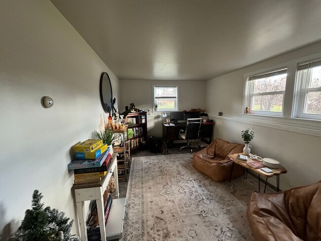 Building Photo - Charming 2 Bed, 1.5 Bath Raised Ranch