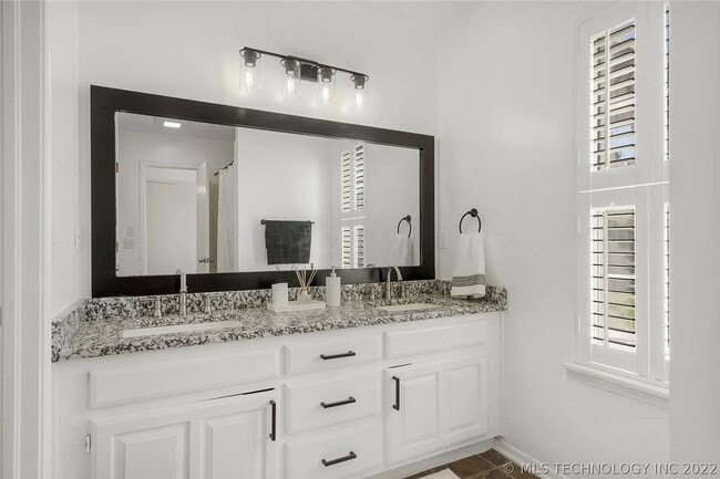 Building Photo - Beautifully Updated Broken Arrow Home!