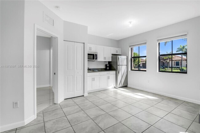 Building Photo - 2541 SE 1st St