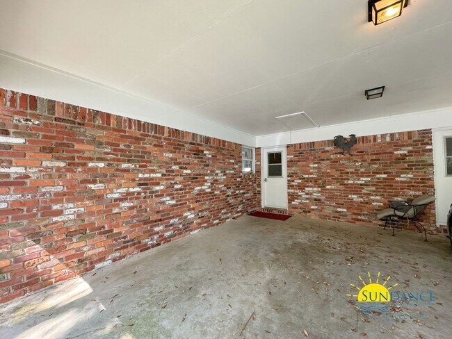 Building Photo - 7 Longwood Dr