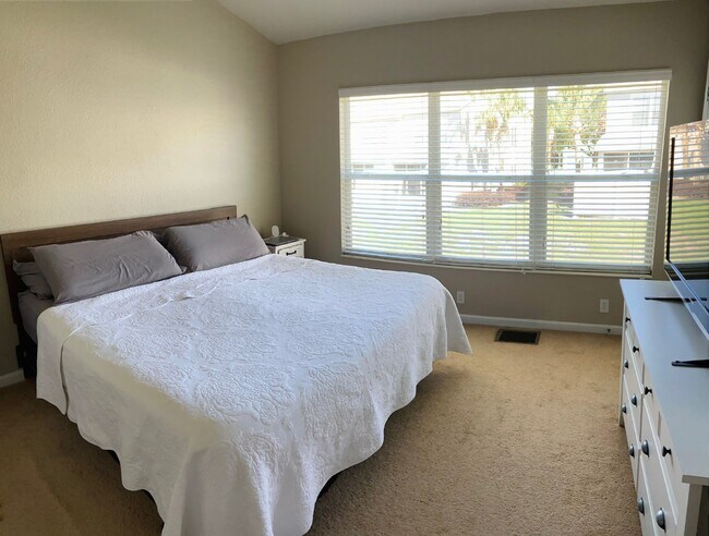 Building Photo - FREE NOVEMBER**Beautiful 2 Bd 2 1/2 bath Corner unit in Wynchase!!NO APPLICATION FEES