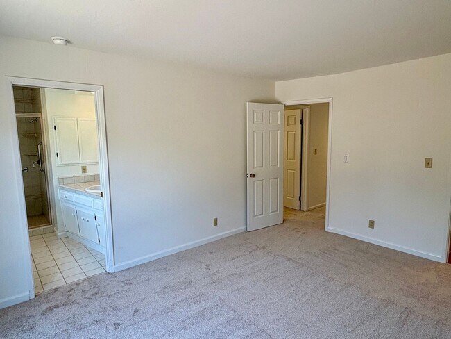 Building Photo - 3057 Carleton Pl