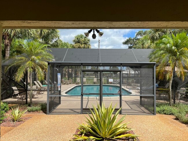 Building Photo - 4075 Palm Forest Dr N