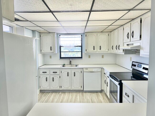 Building Photo - 300 N Hwy A1A