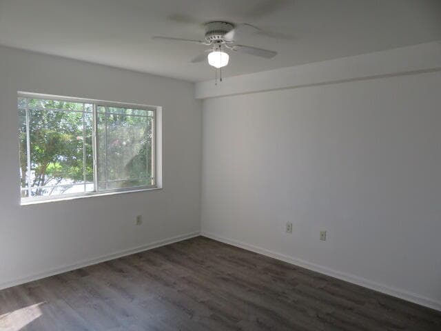 Building Photo - 181 SW Palm Dr