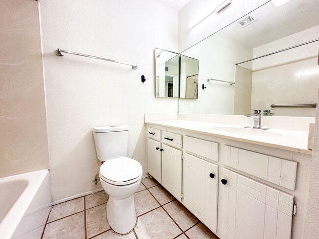 Building Photo - 173 W 27th Pl