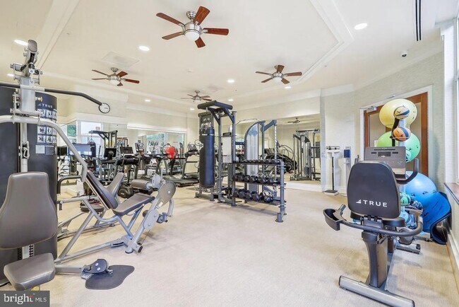 Building Photo - 8220 Crestwood Heights Dr