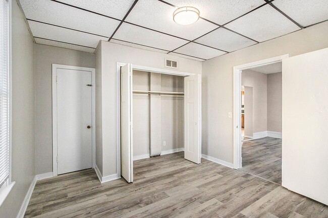 Building Photo - 1703 S Park St