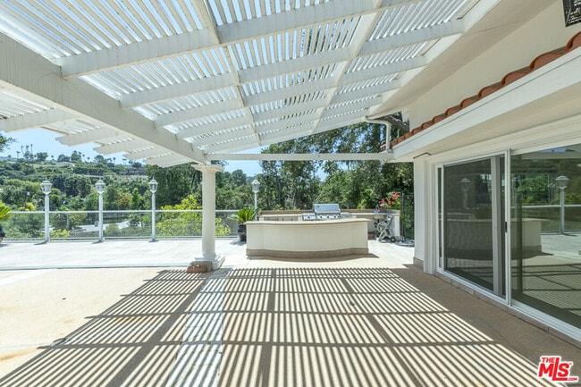 Building Photo - 16379 Meadow Ridge Rd W