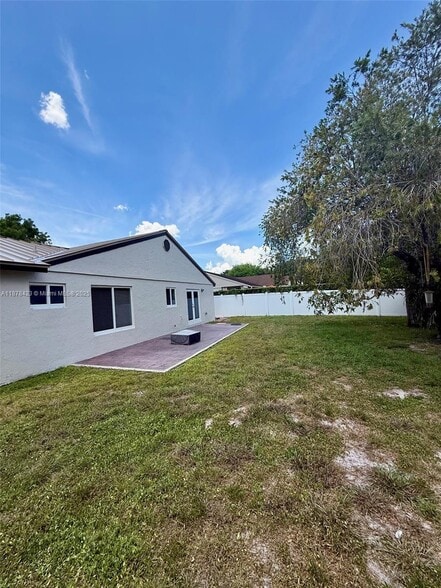 Building Photo - 11561 SW 51st Ct