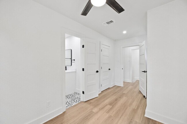 Building Photo - 8 BED 4 BATH Fully remodeled house in West...