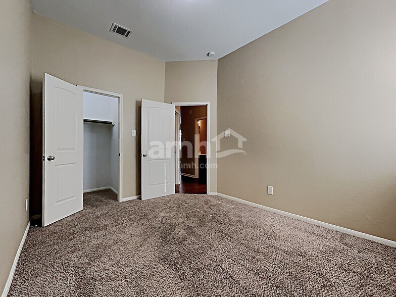 Building Photo - 2324 Shady Tree Ln