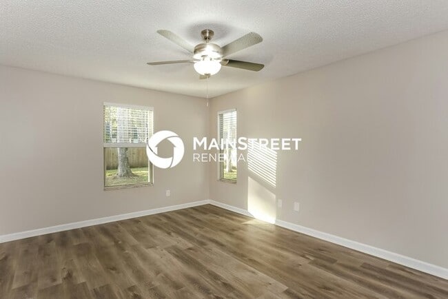 Building Photo - 3 Bedroom Pet-Friendly Home in MIDDLEBURG, FL with Main Street Renewal