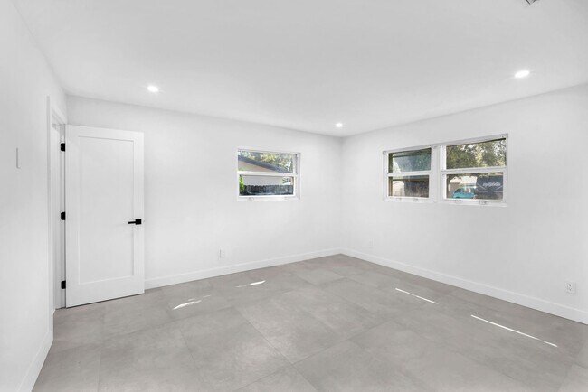 Building Photo - 4640 SW 25th Terrace