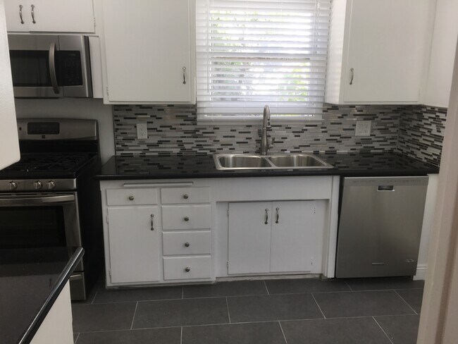 Building Photo - 2316 Broadview Dr