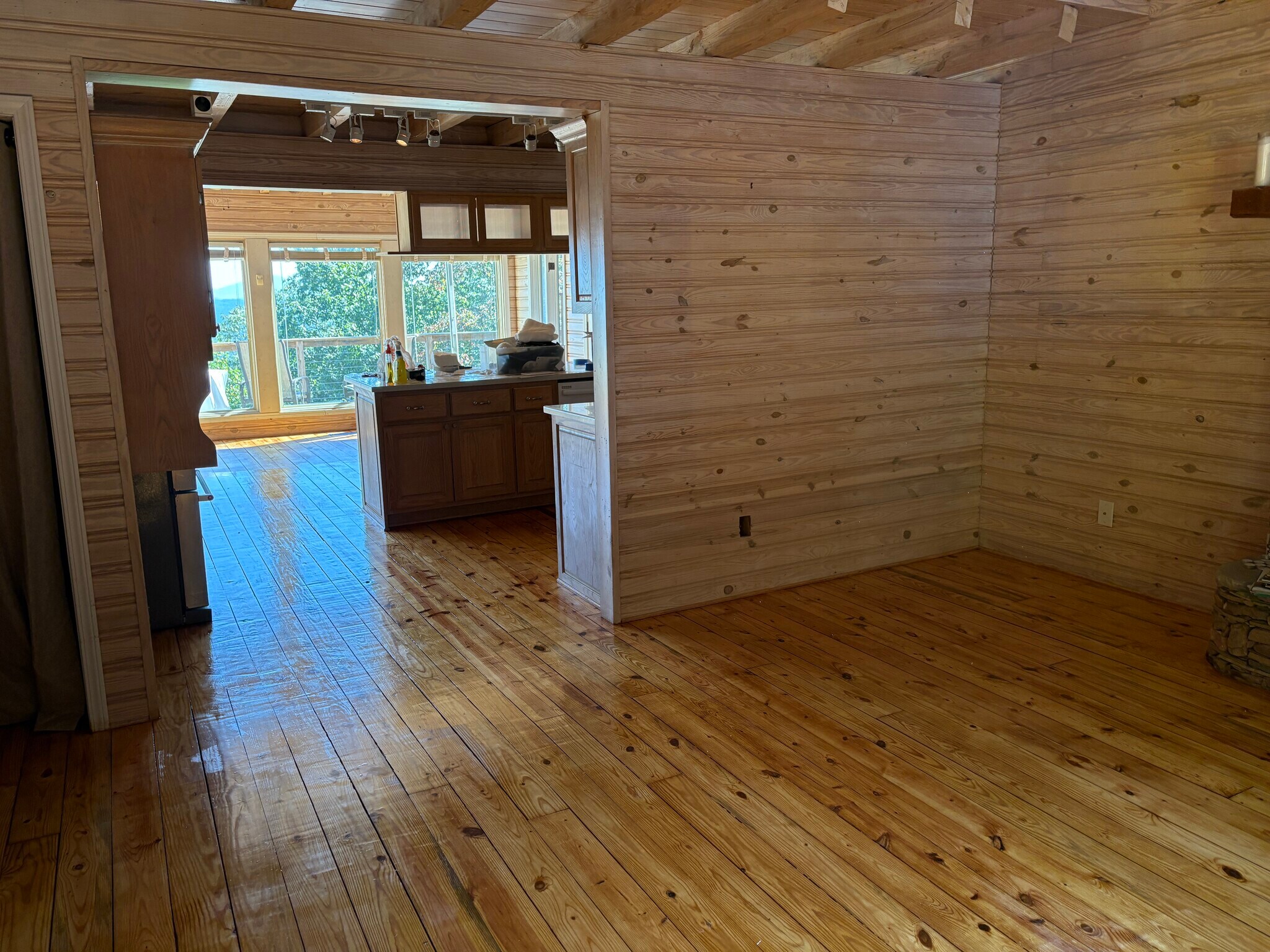 Living room - view from fron door - 86 Yonah Vw