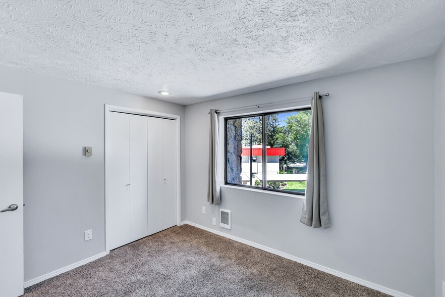 2nd bedroom - 162 S Coeur Dalene St