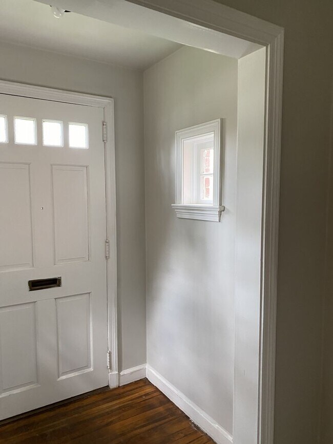 Building Photo - 3 Bedroom two bath in Lindley Park