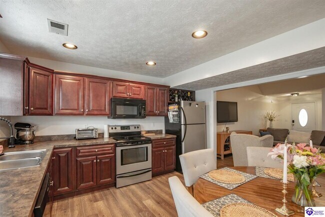 Building Photo - 114 Twin Lakes Dr