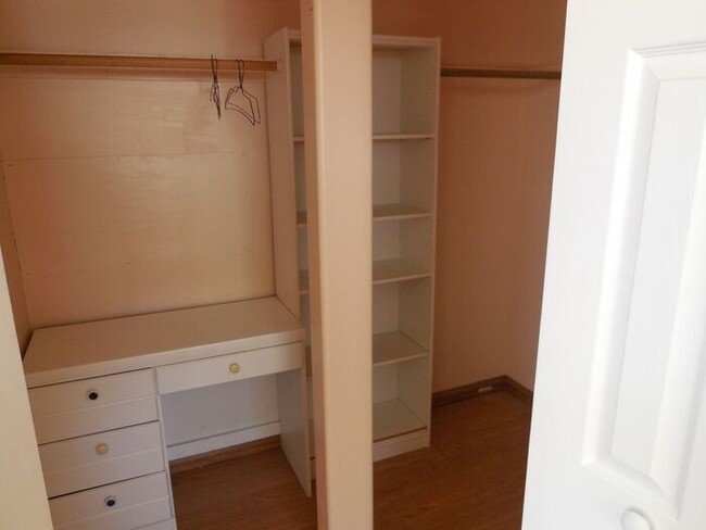 Building Photo - Awesome 3 Bedroom Holladay ground floor un...