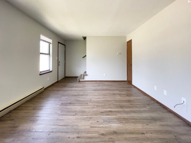 Building Photo - 2213 E Memorial Dr