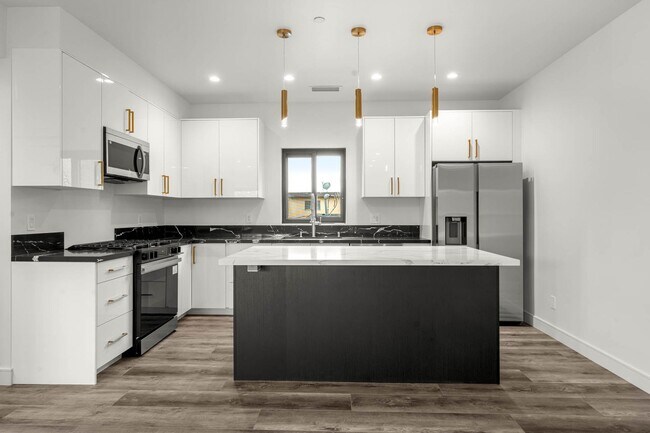 Building Photo - 1920 S Sherbourne Dr