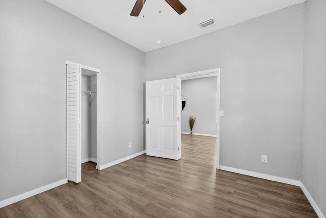 Building Photo - Updated Tampa Home – Prime Central Location 4 Beds - 2 Baths!