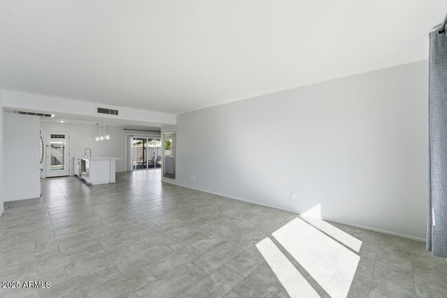 Building Photo - 1644 E Broadmor Dr