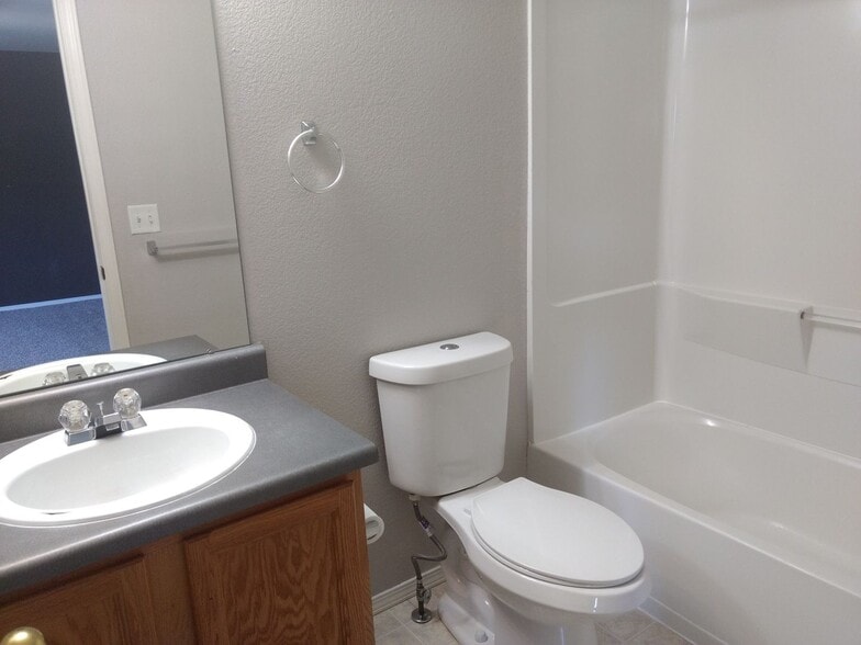 Building Photo - 6511 Stagecoach Ave