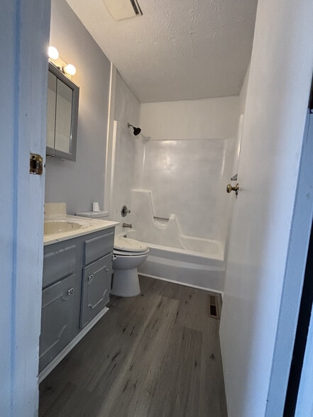 Building Photo - 123 Montmullin St