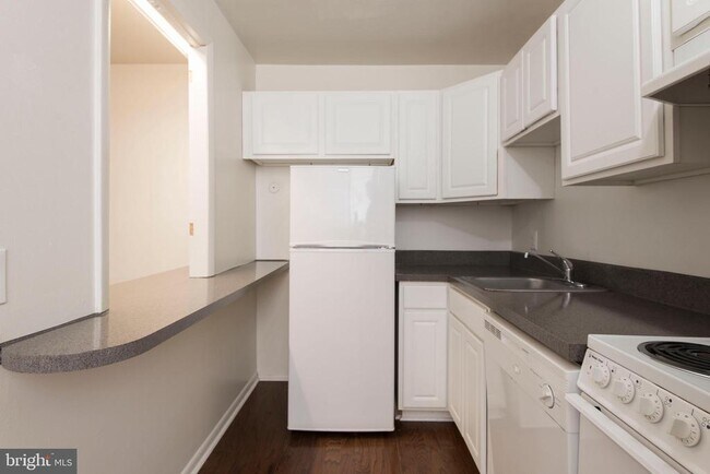 Building Photo - 2311 Spruce St