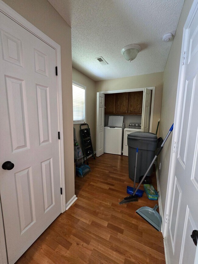 Building Photo - 3275 Oleander Dr