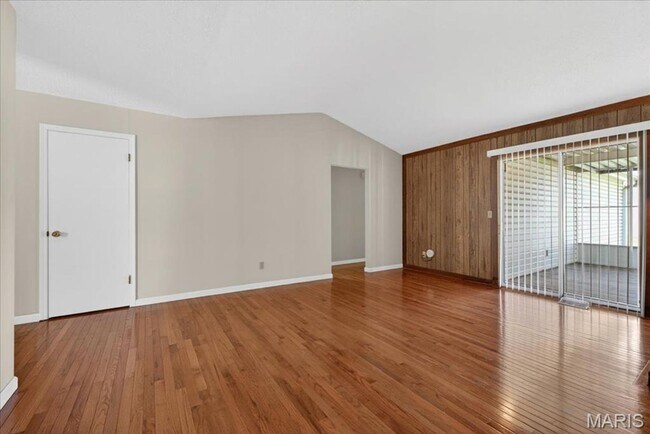 Building Photo - Welcome home to comfort and convenience in St. Peters!