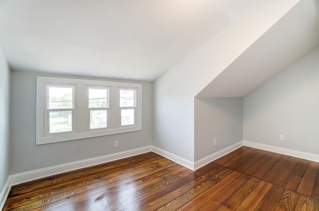 Building Photo - Spacious 3 Bedroom in Hamilton!