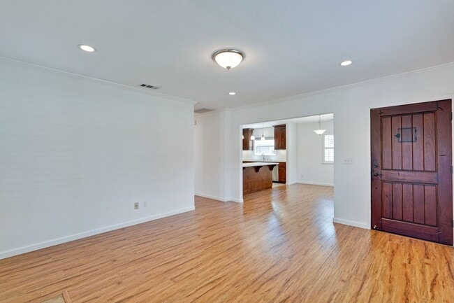 Building Photo - 1940's Quaint 2 Bedroom Single Story Home off of Hedding Street with Modern Amenities & Great Bac...
