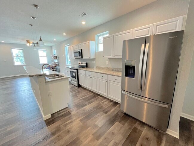 Building Photo - COME MEET YOUR NEW HOME! BRAND NEW & UPDATED!