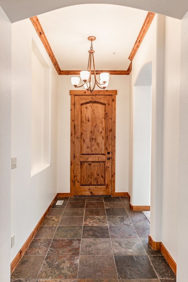 Building Photo - Freshly Renovated Deer Mountain Home for Rent NOW!