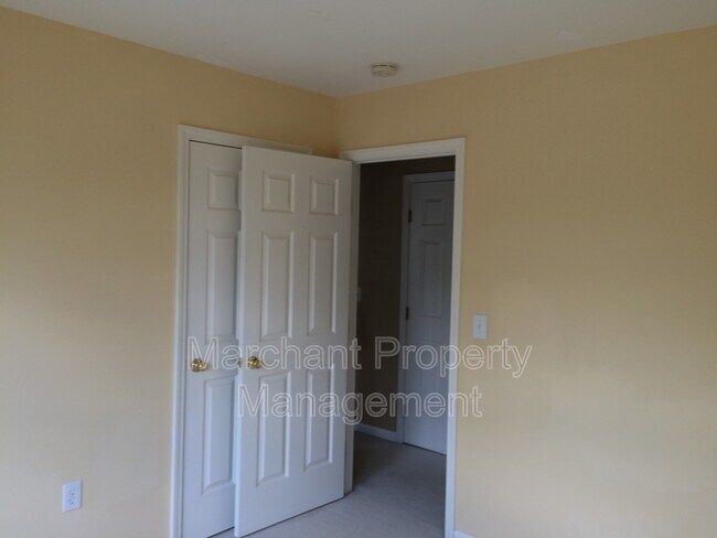 Building Photo - 305 Londonderry Ct