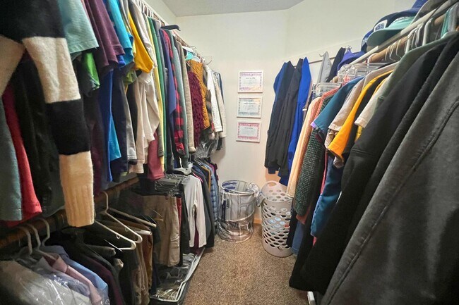 Building Photo - 2402 Garden Dr